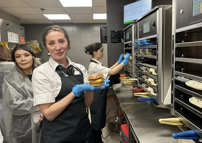 Фото: Накануне официального запуска сети «Вкусно — и точка» для журналистов и популярных блогеров организовали специальный пресс-тур. В рамках мероприятия гостям показали внутреннюю организацию работы: от кухни и логистики до стандартов обслуживания. Участники экскурсии не только увидели процессы изнутри, но и смогли лично поучаствовать в приготовлении, собрав свой собственный бургер. Официальное открытие заведения для всех посетителей запланировано на завтрашний день.